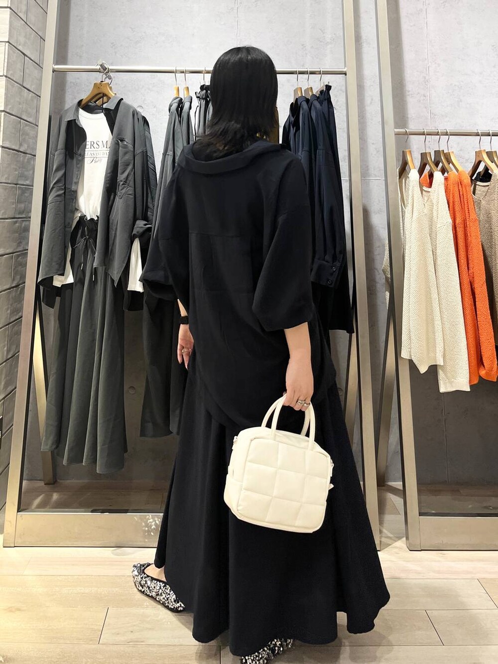 ブラック系のタンクトップ、ブルー系のその他パンツ、ブルー系のシャツ/ブラウスを着用したレディースの夏コーディネートの2枚目の写真