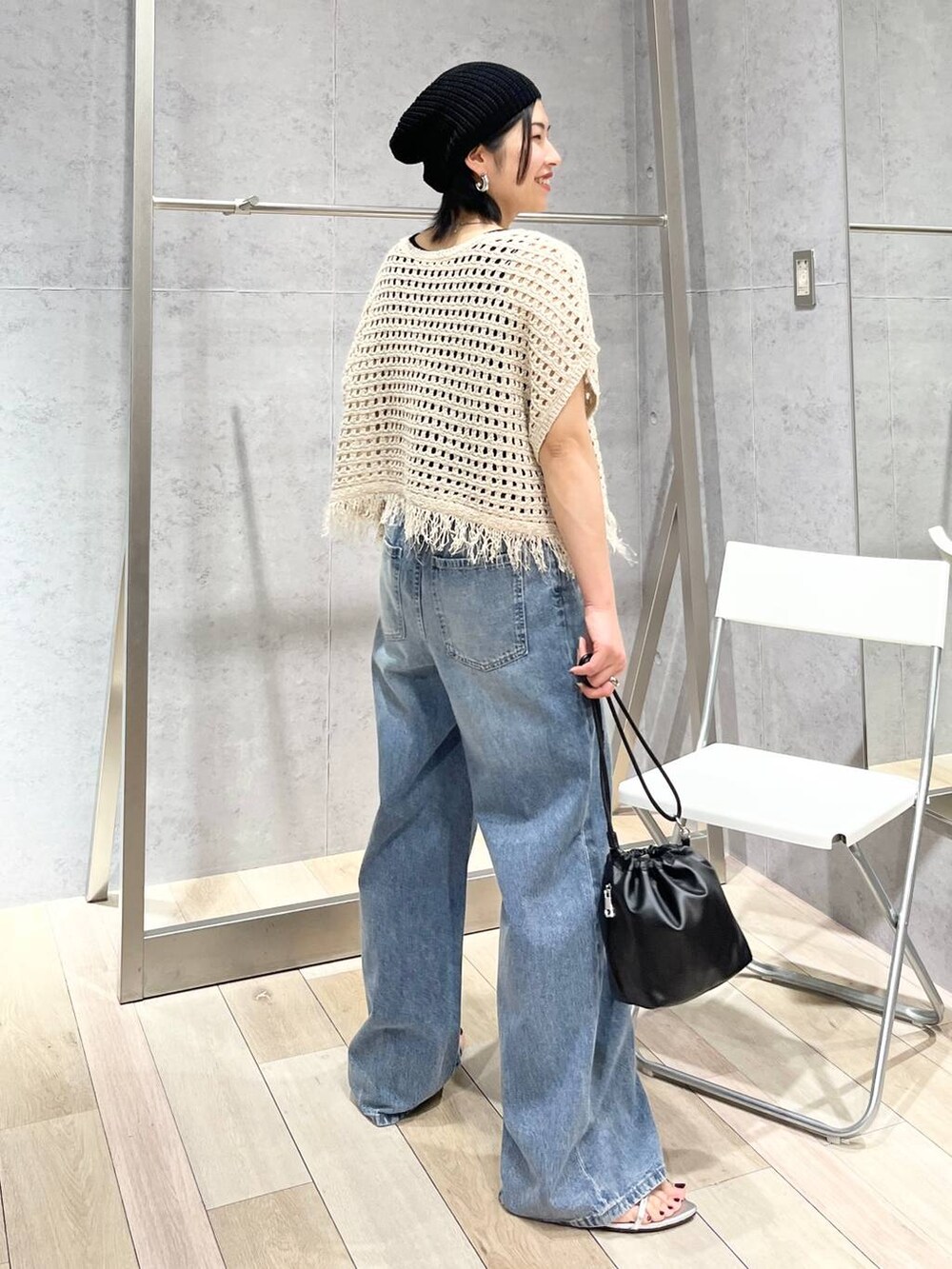「カジュアル、モード、ベーシック/シンプル、デート/ロマンティック、楽ちんコーデ、女子会、きれいめカジュアル_LEPSIM、LEPSIM、ニット、デニムパンツ、ワイドパンツ、サンダル、バッグ、ニット帽、夏コーデ」｜「LEPSIMのフェイクレザーミニ巾着　105144（ショルダーバッグ、ブラック系）」を使った、エムアイさん（レディース・162cm）の春コーディネートの3枚目の写真