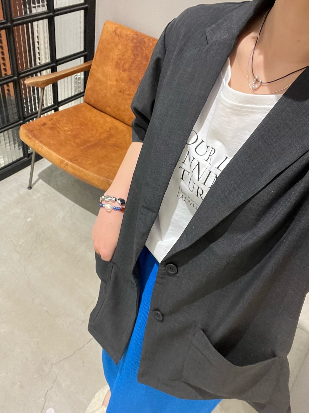 ブルー系のスカート、ホワイト系のトートバッグ、ベージュ系のサンダルを着用したレディースの夏コーディネートの6枚目の写真