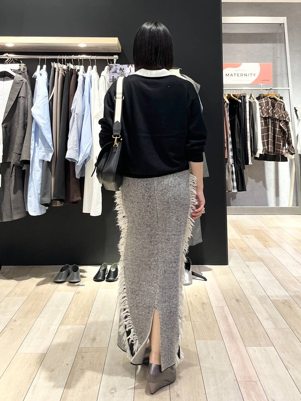 ブラック系のショルダーバッグ、ブラック系のニット/セーター、その他のパンプスを着用したレディースの秋コーディネートの4枚目の写真