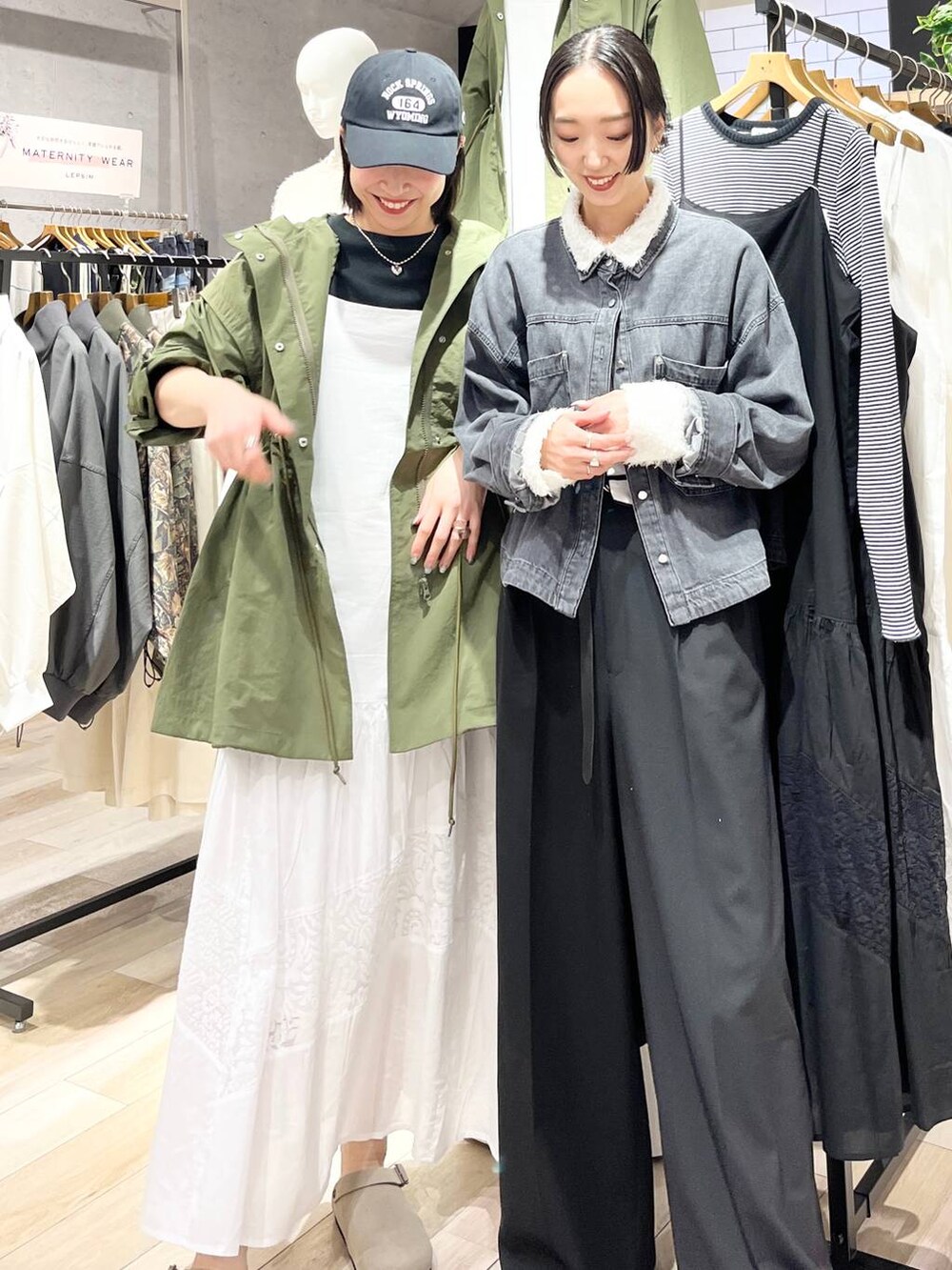 ホワイト系のシャツ/ブラウス、グレー系のシャツ/ブラウス、グリーン系のその他アウターを着用したレディースの春コーディネートの2枚目の写真