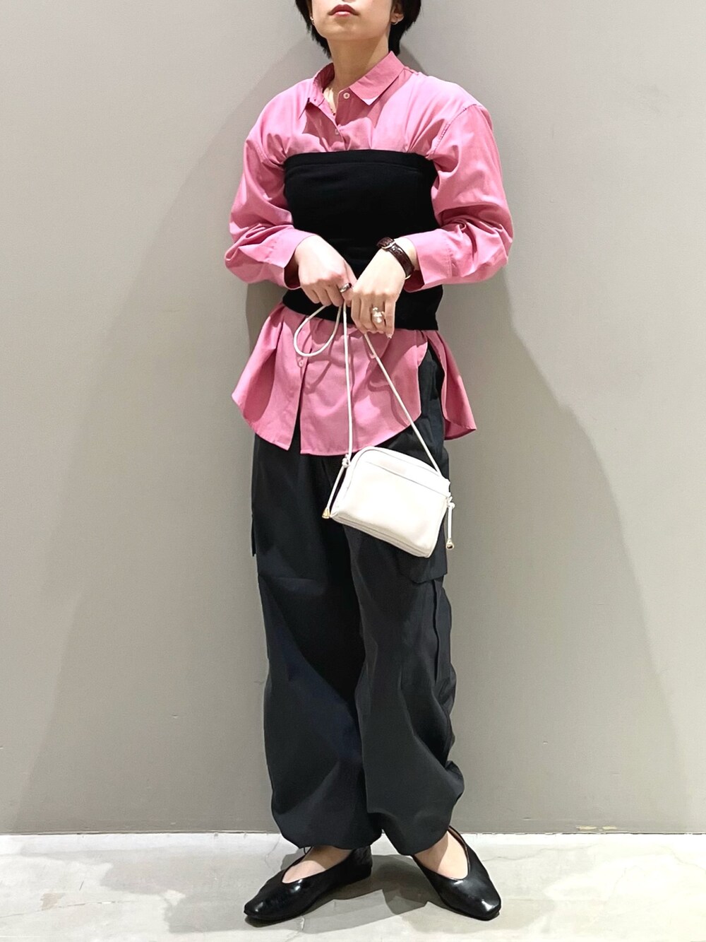 グレー系のその他パンツ、ブラック系のバッグ、ブラック系のパンプスを着用したレディースの春コーディネートの4枚目の写真