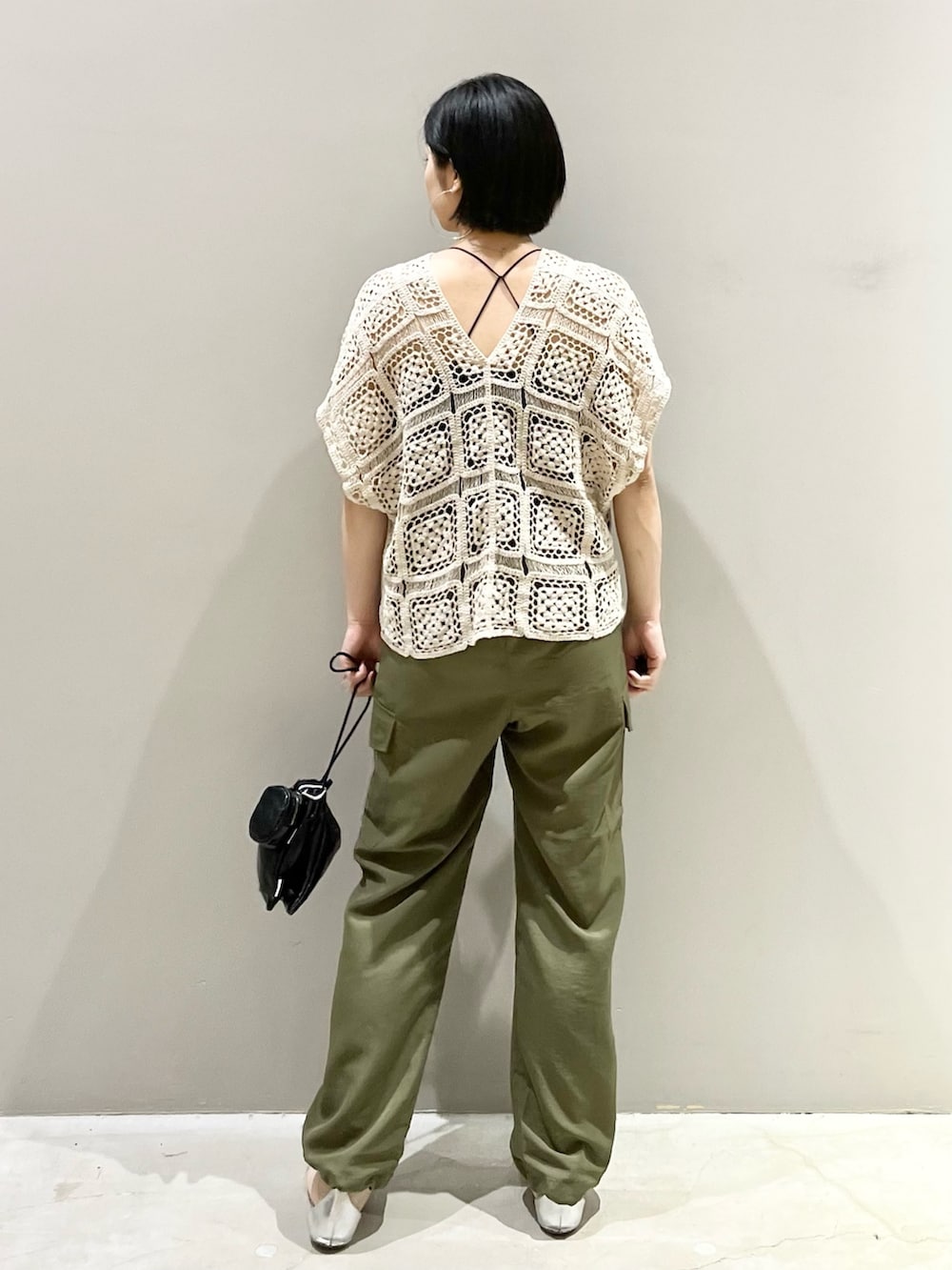 「LEPSIM、レプシィム(LEPSIM)、レース、カーゴパンツ、サンダル、ショルダーバッグ、ミニバッグ、きれいめカジュアル、夏コーデ、大人カジュアル、シンプルコーデ、ミリタリー、秋服準備はじめました、刺繍、ラクチンコーデ」｜「LEPSIMのサテンカーゴパンツ　966961（カーゴパンツ、グリーン系）」を使った、エムアイさん（レディース・162cm）の夏コーディネートの4枚目の写真
