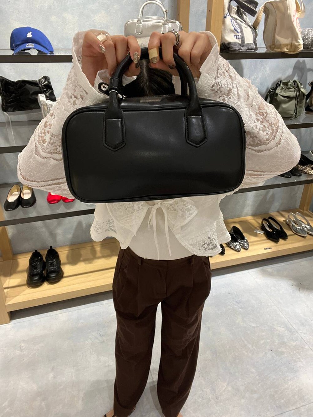 ブラック系のボストンバッグ、その他のバレエシューズ、ホワイト系のタンクトップを着用したレディースの秋コーディネートの5枚目の写真