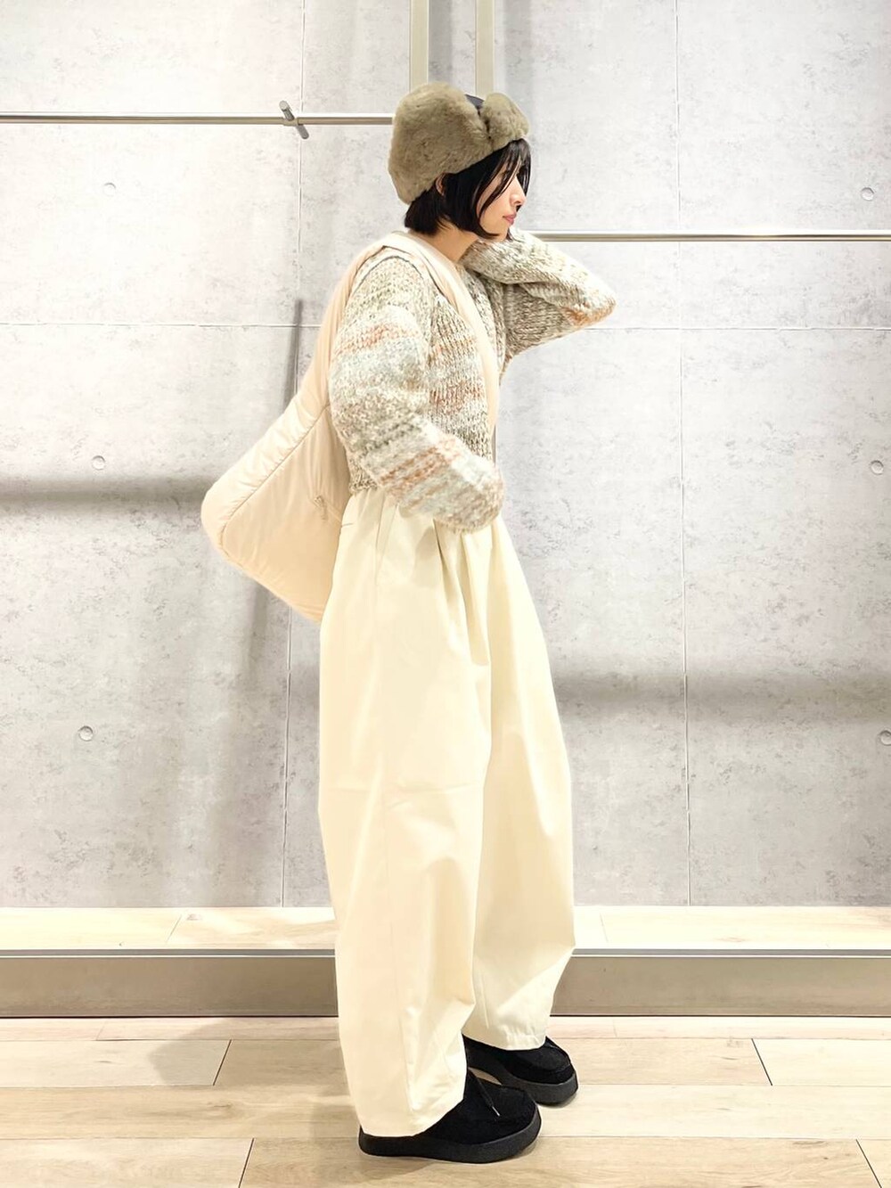 「楽ちんコーデ、LEPSIM、ニット、ワイドパンツ、ショルダーバッグ、ローファー、キャップ、フライトキャップ、バルーンパンツ、モカシン、ショート丈トップス、冬コーデ、シンプルコーデ、淡色コーデ、きれいめカジュアル」｜「LEPSIMのモカシン　969892（モカシン/デッキシューズ、ブラック系）」を使った、エムアイさん（レディース・162cm）の秋コーディネートの4枚目の写真