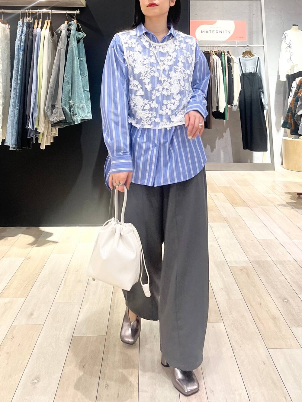 グレー系のその他パンツ、その他のパンプス、ブルー系のシャツ/ブラウスを着用したレディースの冬コーディネートの4枚目の写真