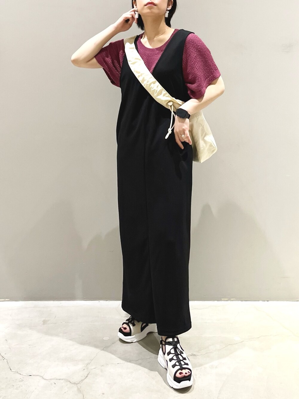 ブラック系のワンピース、ホワイト系のショルダーバッグ、ホワイト系のサンダルを着用したレディースの夏コーディネートの7枚目の写真