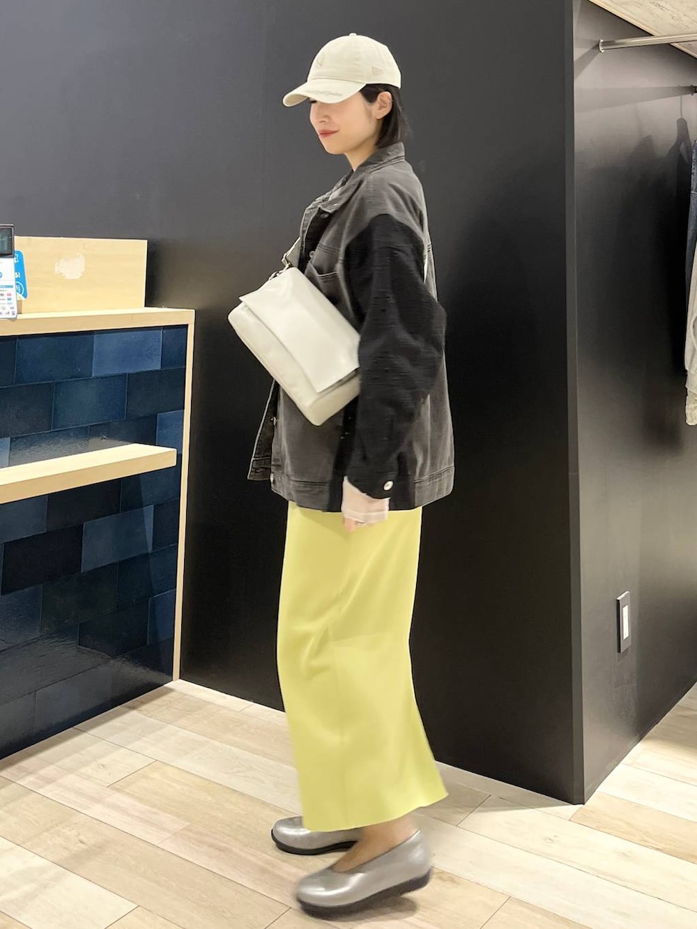 グリーン系のスカート、グレー系のショルダーバッグ、その他のパンプスを着用したレディースの冬コーディネートの2枚目の写真