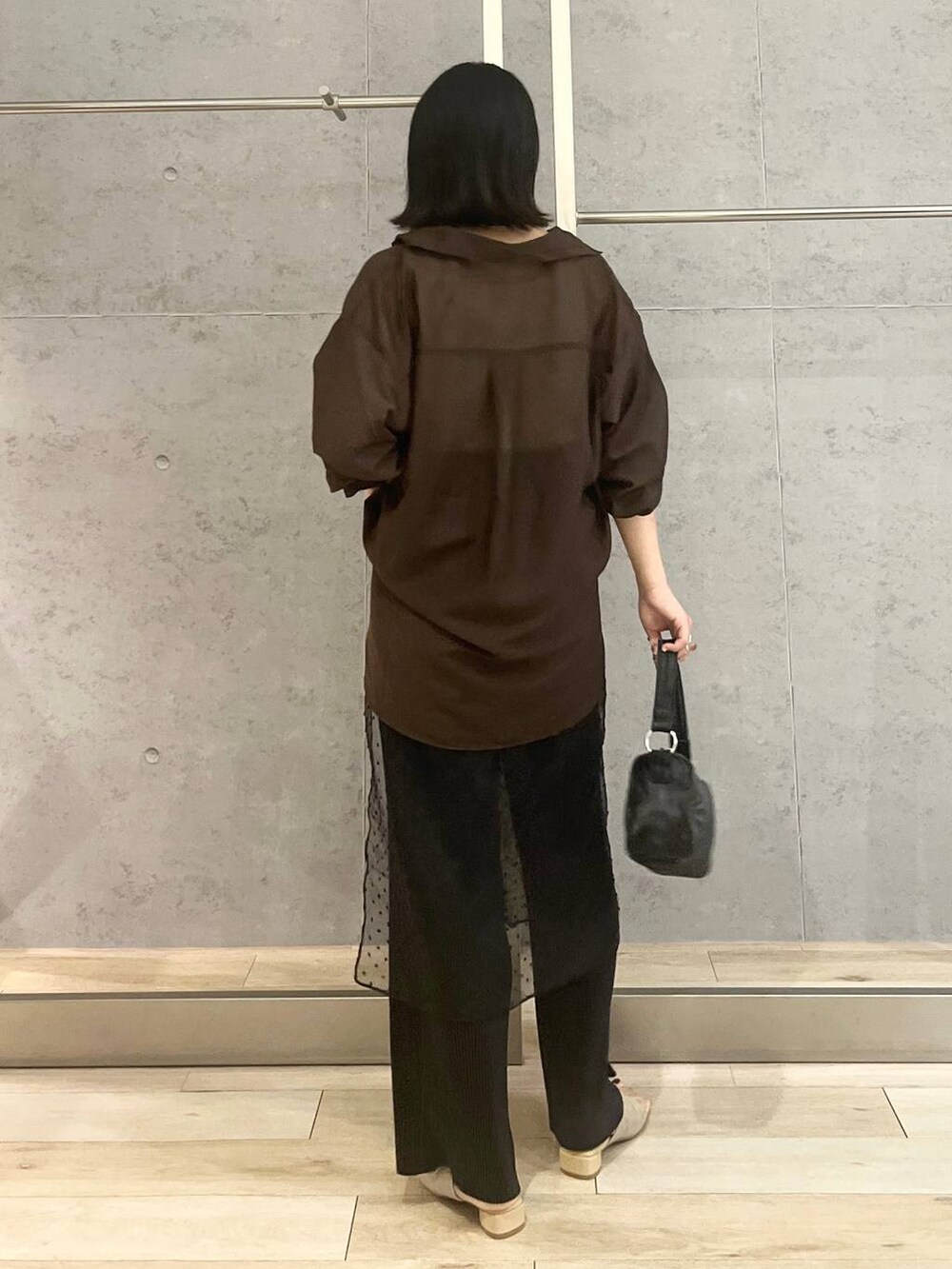 ホワイト系のタンクトップ、ブラック系のハンドバッグ、ブラック系のその他パンツを着用したレディースの夏コーディネートの8枚目の写真