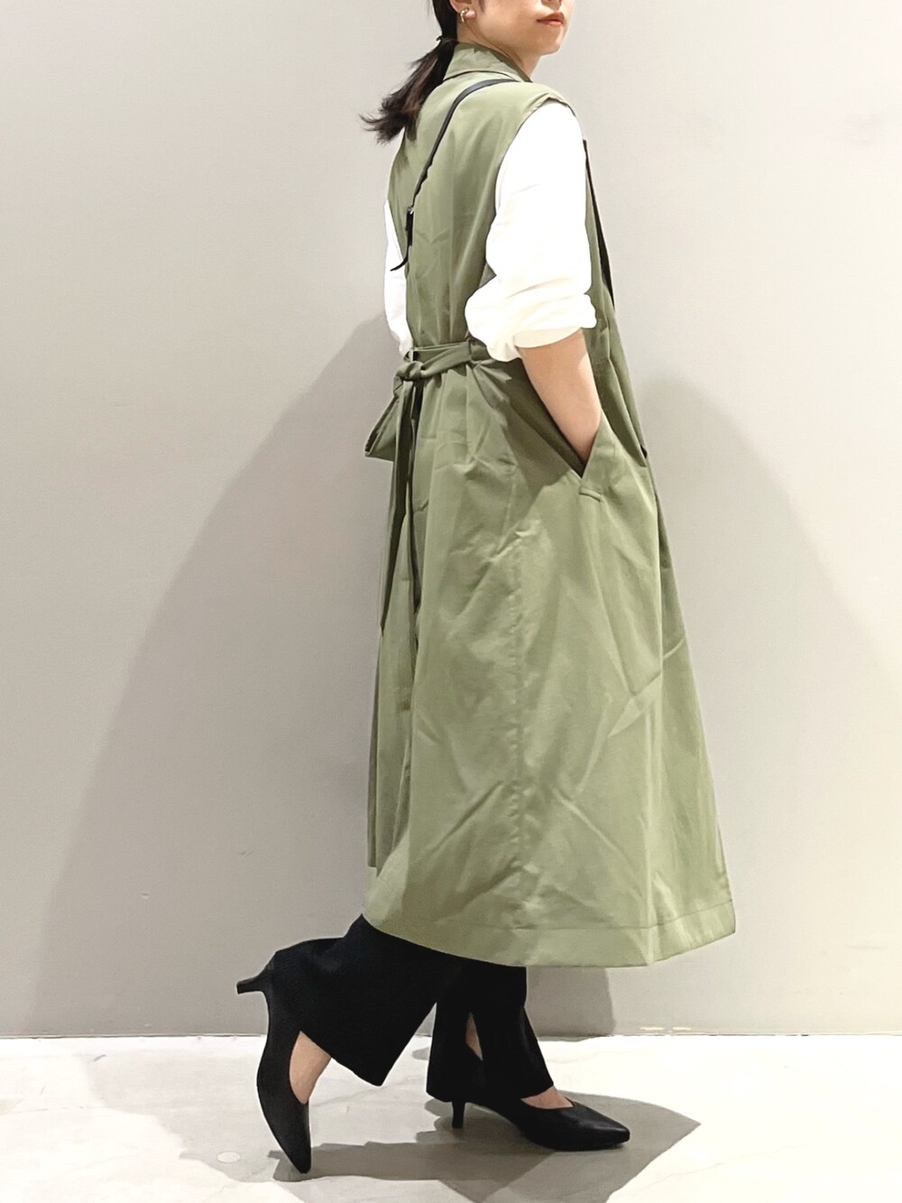 ブラック系のパンプス、ブラック系のその他パンツ、グリーン系のジャケット/アウターを着用したレディースの秋コーディネートの3枚目の写真