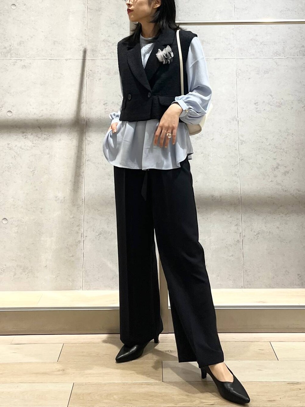 ブルー系のスーツパンツ、ブルー系のシャツ/ブラウス、ブルー系のその他アウターを着用したレディースの冬コーディネートの4枚目の写真