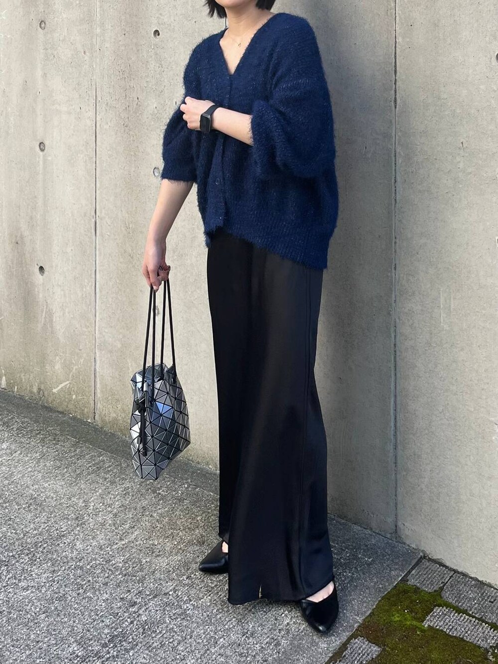 ブラック系のその他シューズ、ブラック系のスカート、ブルー系のニット/セーターを着用したレディースの秋コーディネートの3枚目の写真