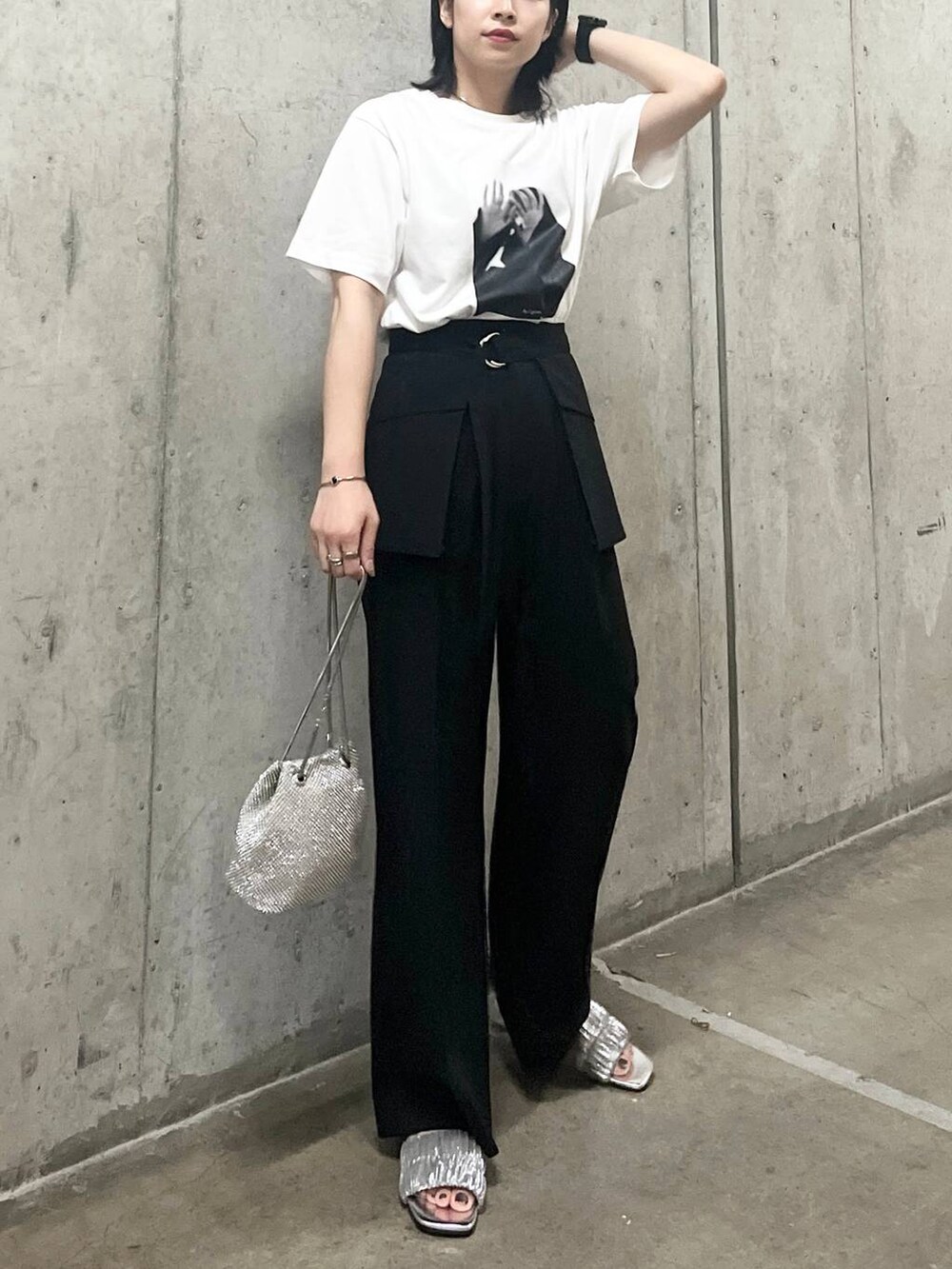 シルバー系のショルダーバッグ、ブラック系のその他パンツ、ホワイト系のTシャツ/カットソーを着用したレディースの夏コーディネートの5枚目の写真