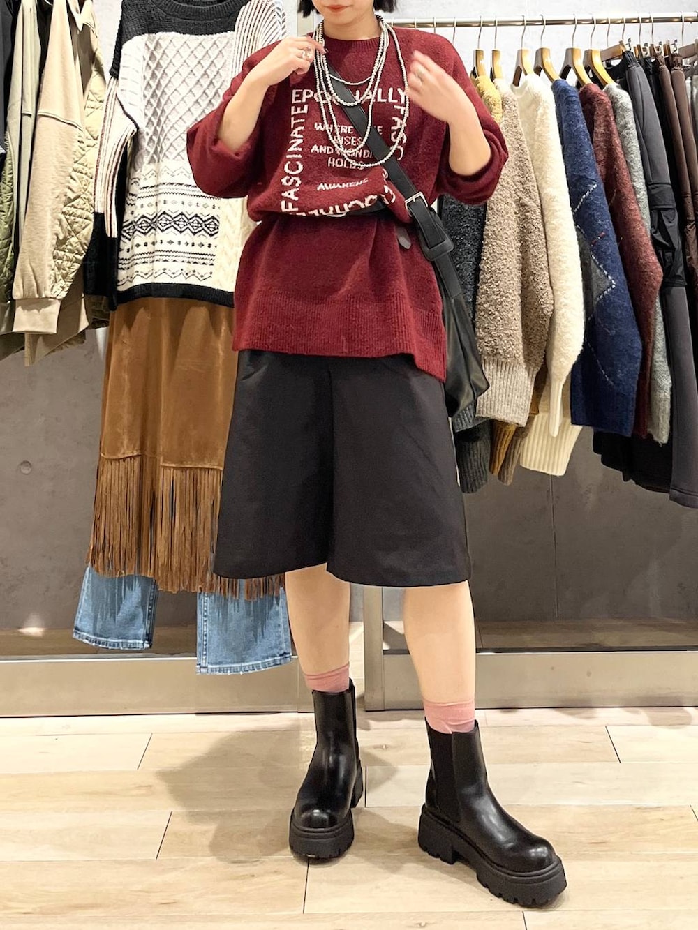 ブラック系のショルダーバッグ、ブラック系のその他パンツ、ブラック系のブーツを着用したレディースの秋コーディネートの4枚目の写真