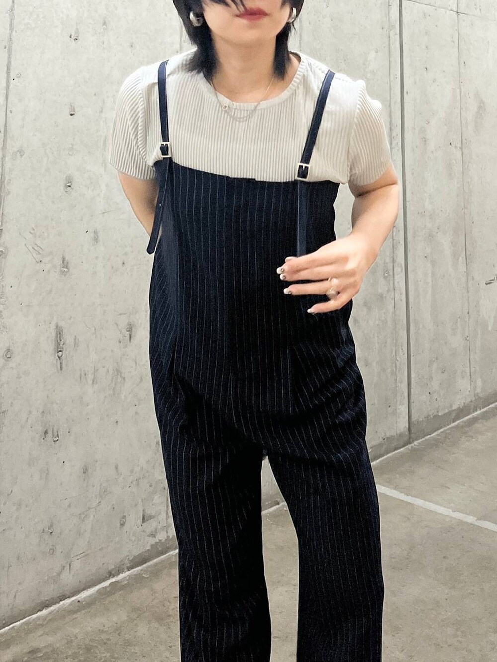 ブラック系のサンダル、ブルー系のサロペット/オーバーオール、シルバー系のショルダーバッグを着用したレディースの夏コーディネートの5枚目の写真