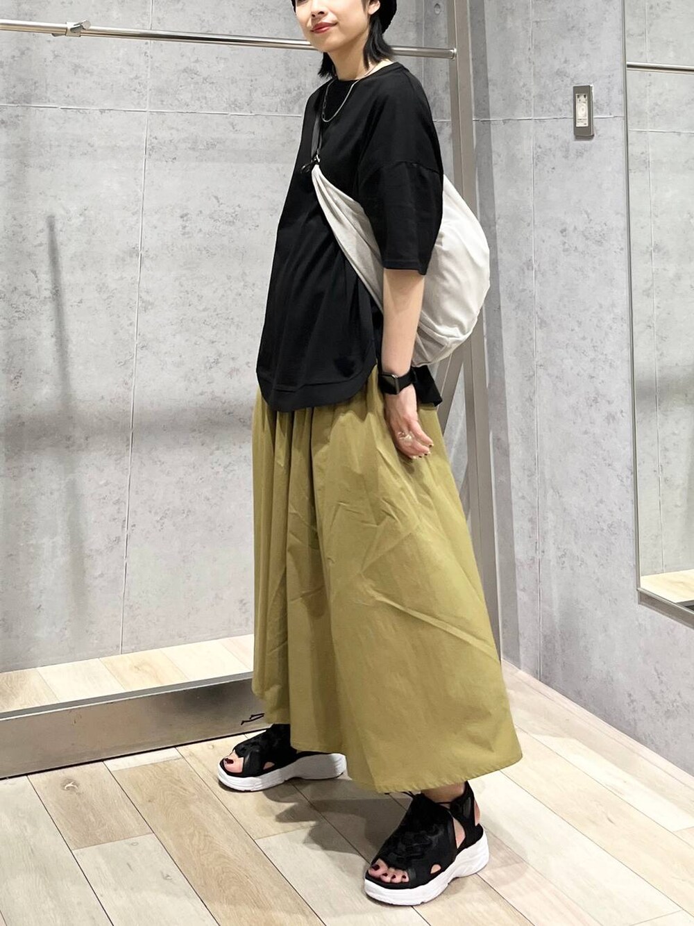 「カジュアル、モード、ベーシック/シンプル、デート/ロマンティック、楽ちんコーデ、女子会、きれいめカジュアル_LEPSIM、LEPSIM、Tシャツ、スカート、汗ジミ軽減、接触冷感、UVカット、ウォッシャブル、サンダル」｜「LEPSIMのゼロカルスポーツサンダル　105132（サンダル、ブラック系）」を使った、エムアイさん（レディース・162cm）の春コーディネートの7枚目の写真