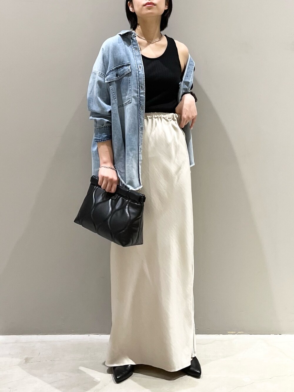 ホワイト系のスカート、ブラック系のバッグ、ブラック系のその他シューズを着用したレディースの夏コーディネートの7枚目の写真