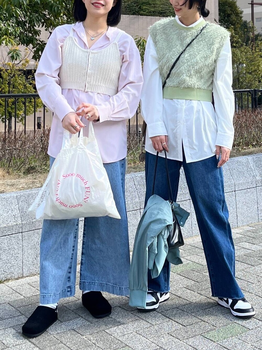 グリーン系のベスト、ブルー系のデニムパンツ、ピンク系のシャツ/ブラウスを着用したレディースの春コーディネートの2枚目の写真