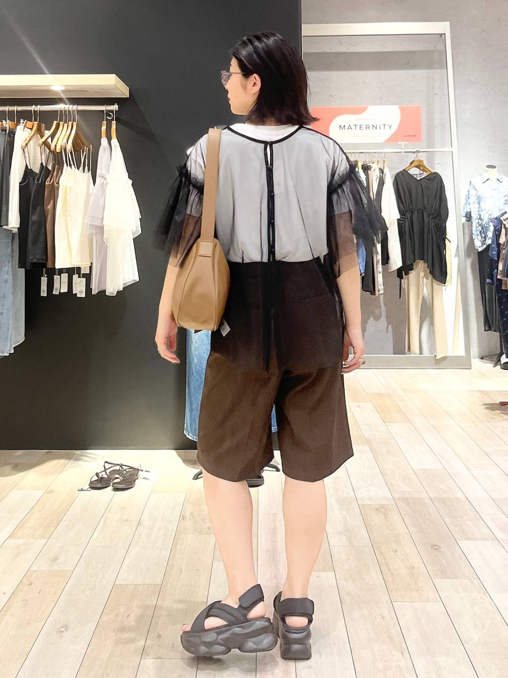 「カジュアル、モード、ハーフパンツ、厚底サンダル、ベーシック/シンプル、デート/ロマンティック、夏コーデ、女子会、バッグ、LEPSIM、サンダル、おでかけ、シンプルコーデ、メガネ、メガネ女子」｜「LEPSIMの3連ボールネックレス　287544（ネックレス、シルバー系）」を使った、エムアイさん（レディース・162cm）の夏コーディネートの3枚目の写真