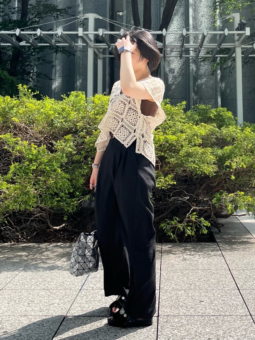 ブラック系のサンダル、ブラック系のその他パンツ、ホワイト系のTシャツ/カットソーを着用したレディースの春コーディネートの4枚目の写真