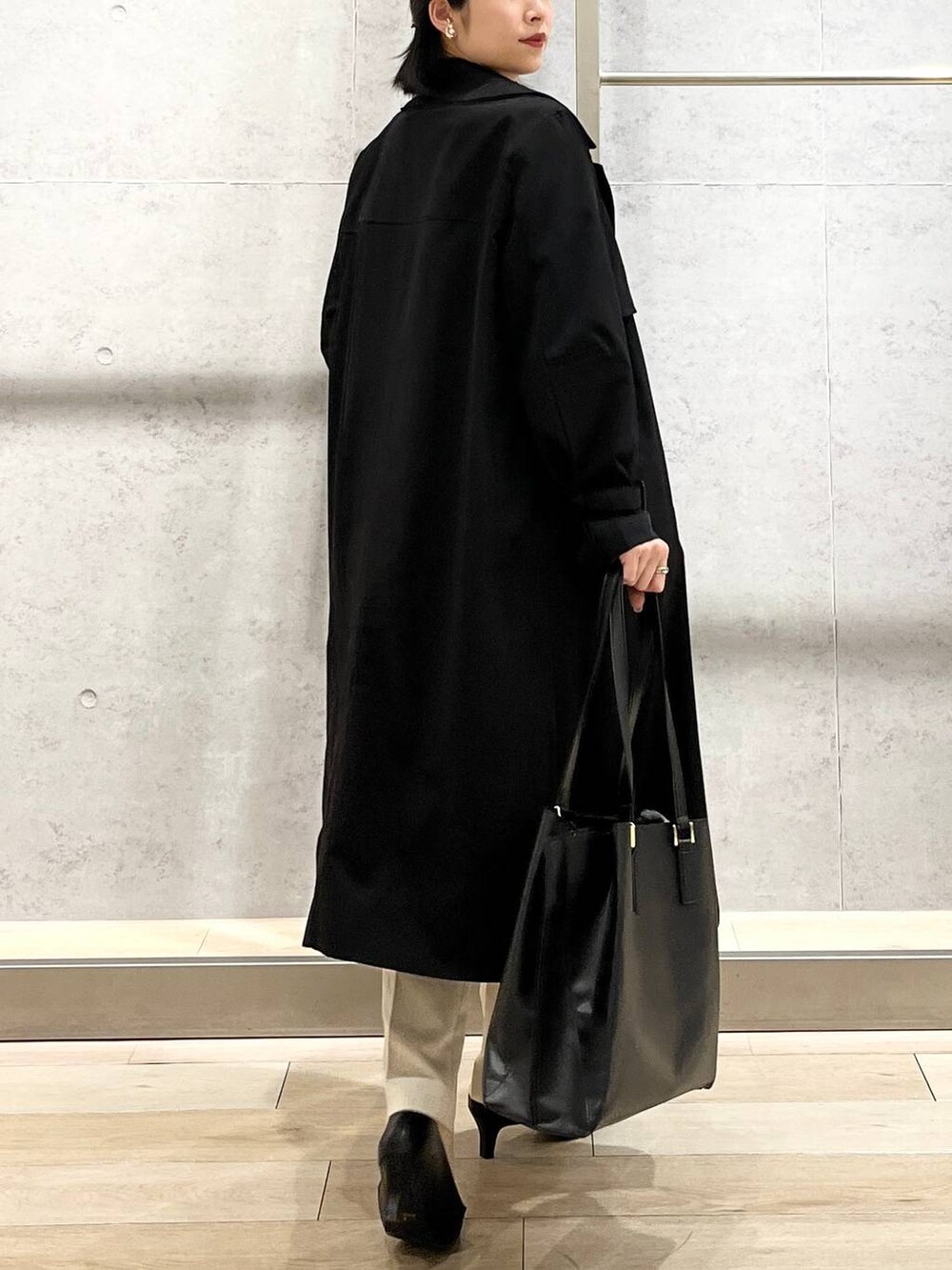 「LEPSIM、ブラウス、テーパードパンツ、入学式、卒業式、入園式、卒園式、セレモニー、オケージョン、セットアップ、プチプラ、冬アウター、シンプルコーデ、春色、オフィスカジュアル」|「LEPSIMの【入卒式/セレモニー】ツイルトレンチコート 102062(トレンチコート、ブラック系)」を使った、エムアイさん(レディース・162cm)の冬コーディネートの5枚目の写真