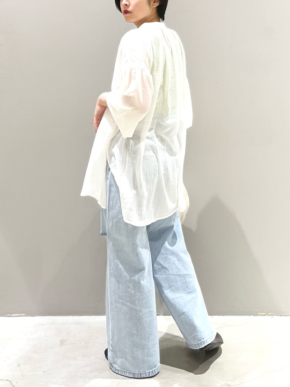 「LEPSIM、レプシィム(LEPSIM)、シアートップス、春コーデ、ボリューム袖、ライムグリーン、シアー、デニム、ダメージデニムパンツ、パンプス、ハンドバッグ、シンプルコーデ、淡色コーデ、ビッグシルエット、夏コーデ」｜「LEPSIMのダメージワイドデニムパンツ　193799（デニムパンツ、ブルー系）」を使った、エムアイさん（レディース・162cm）の春コーディネートの2枚目の写真