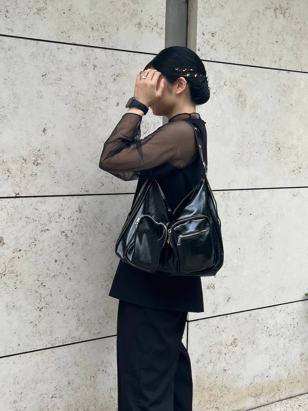 ブラック系のショルダーバッグ、ブラック系のパンツドレスを着用したレディースの秋コーディネートの6枚目の写真