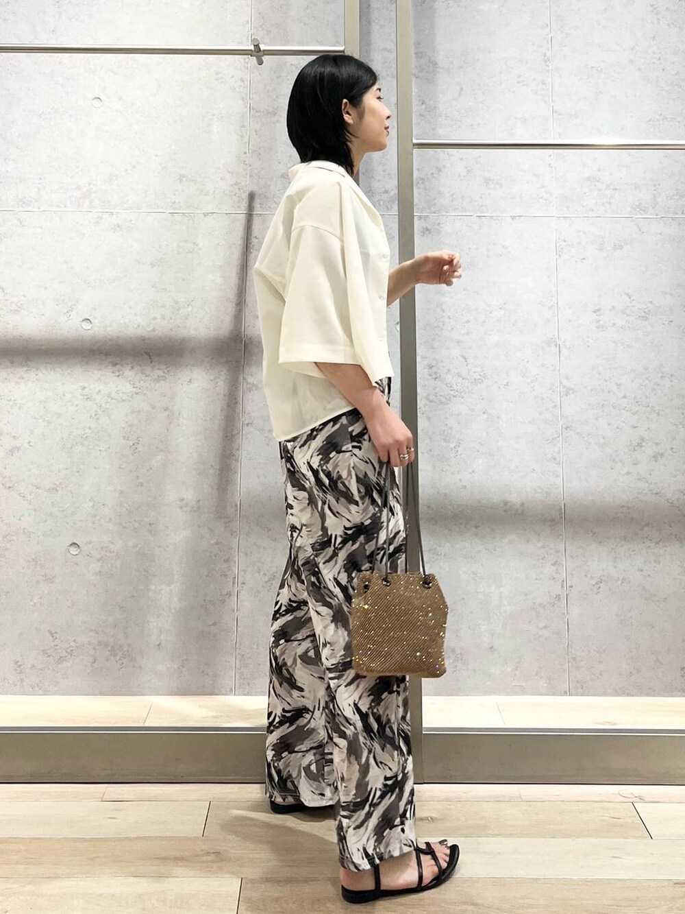 その他のショルダーバッグ、ブラック系のサンダル、ホワイト系のシャツ/ブラウスを着用したレディースの夏コーディネートの6枚目の写真