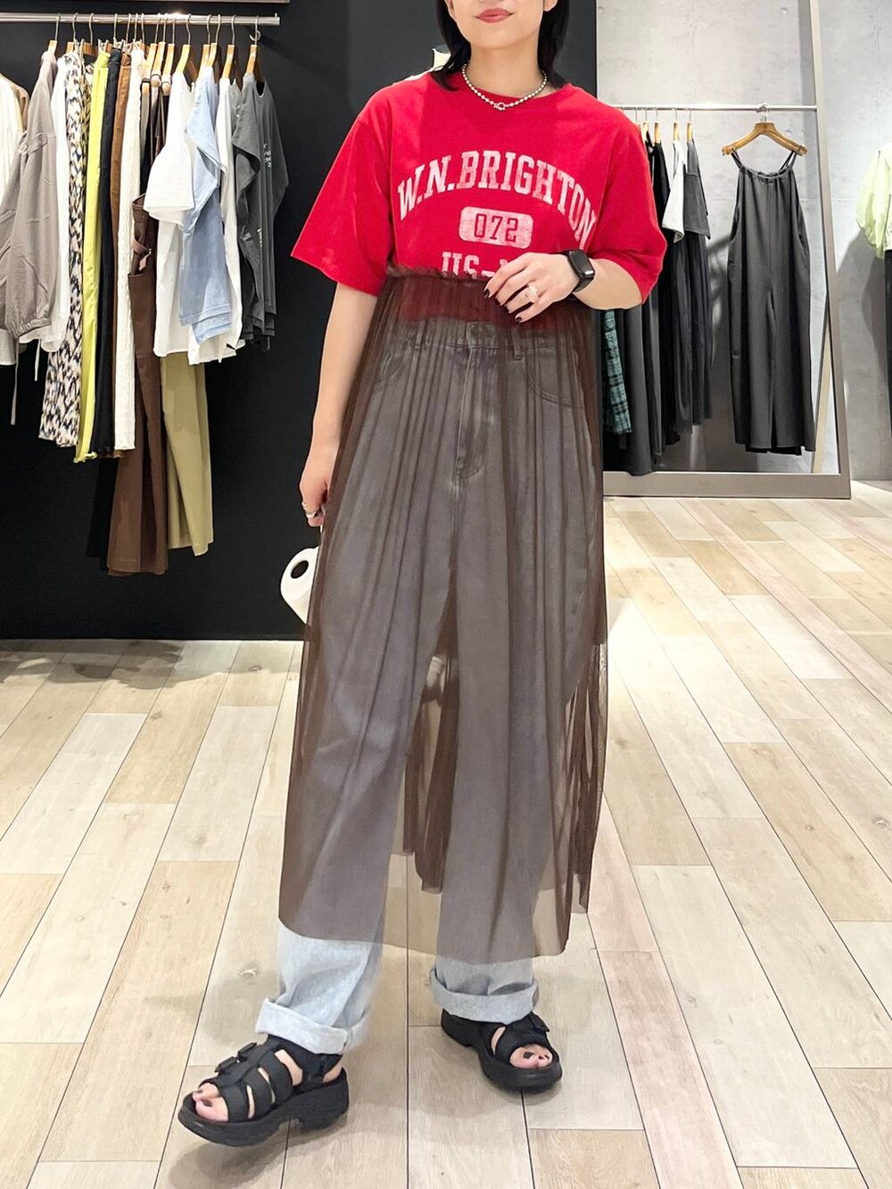 「カジュアル、モード、ベーシック/シンプル、デート/ロマンティック、楽ちんコーデ、夏コーデ、女子会、きれいめカジュアル_LEPSIM、LEPSIM、おでかけ、シンプルコーデ、ワンピース、Tシャツ、デニムパンツ、サンダル」｜「LEPSIMのロゴチュールレイヤーワンピース　123940（ワンピース、レッド系）」を使った、エムアイさん（レディース・162cm）の夏コーディネートの6枚目の写真