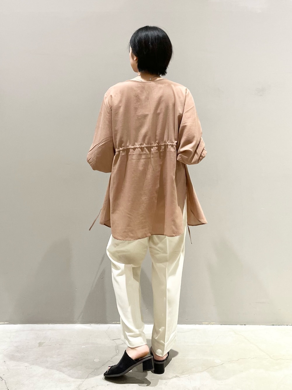 「LEPSIM、レプシィム(LEPSIM)、ブラウス、ベージュ、ブラウン、淡色コーデ、キャミソール、ホワイトパンツ、ショルダーバッグ、ミニバッグ、ミュール、ボリューム袖、レイヤードスタイル、シンプルコーデ、ワントーンコーデ」|「LEPSIMのハタラク7DAYSストレートパンツ(パンツ、ホワイト系)」を使った、エムアイさん(レディース・162cm)の春コーディネートの3枚目の写真