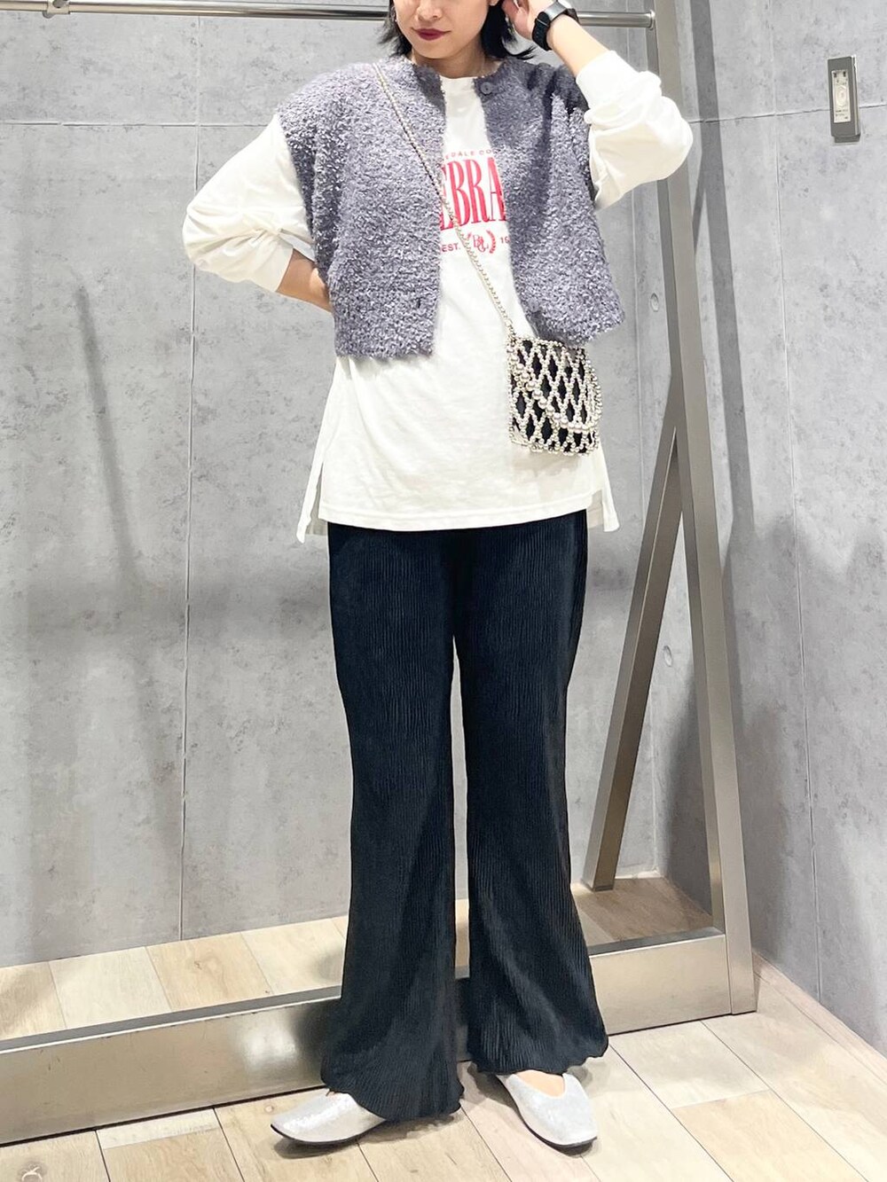 シルバー系のショルダーバッグ、ブラック系のワンピース、シルバー系のパンプスを着用したレディースの秋コーディネートの5枚目の写真