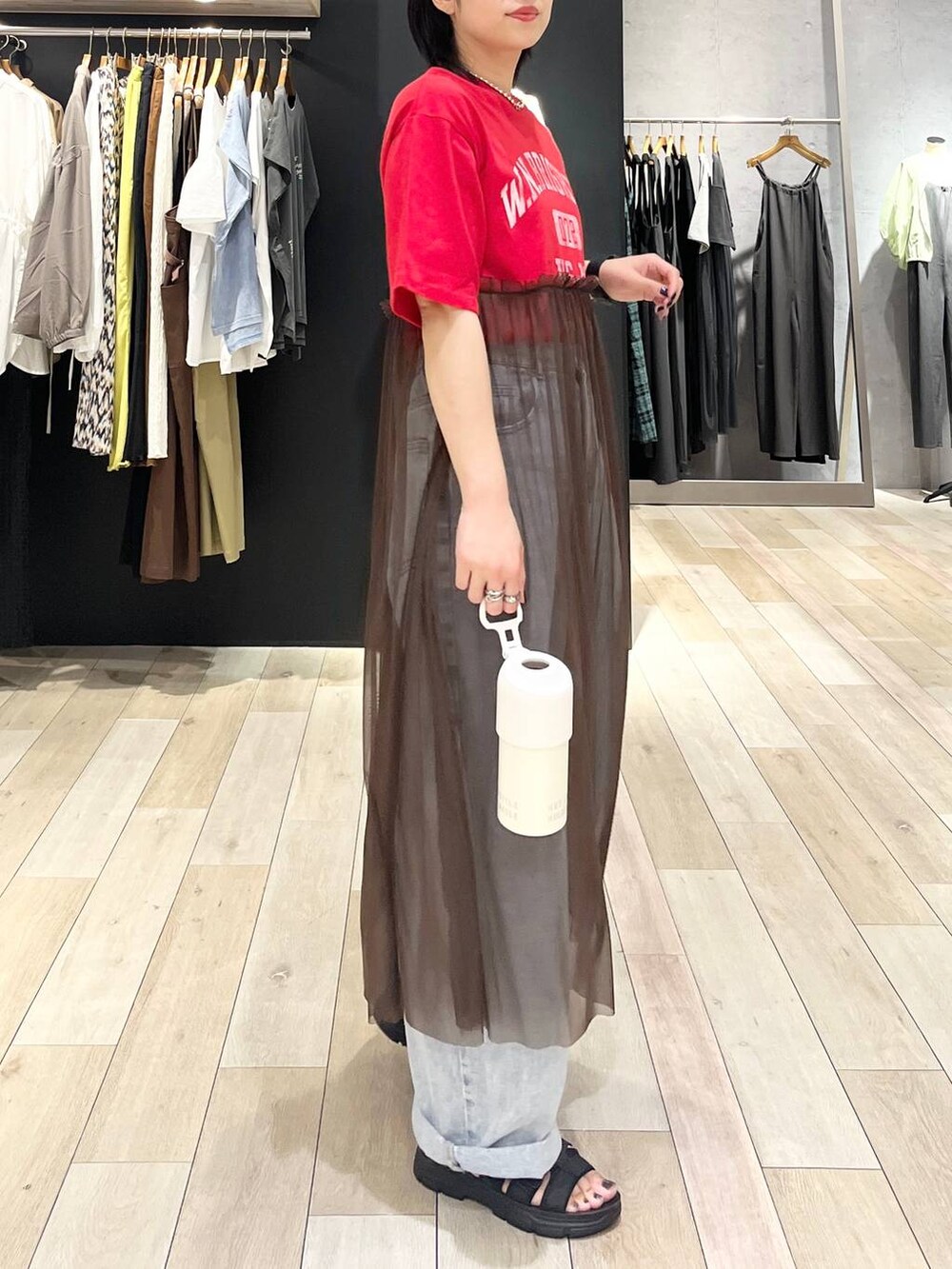 「カジュアル、モード、ベーシック/シンプル、デート/ロマンティック、楽ちんコーデ、夏コーデ、女子会、きれいめカジュアル_LEPSIM、LEPSIM、おでかけ、シンプルコーデ、ワンピース、Tシャツ、デニムパンツ、サンダル」｜「LEPSIMのロゴチュールレイヤーワンピース　123940（ワンピース、レッド系）」を使った、エムアイさん（レディース・162cm）の夏コーディネートの5枚目の写真