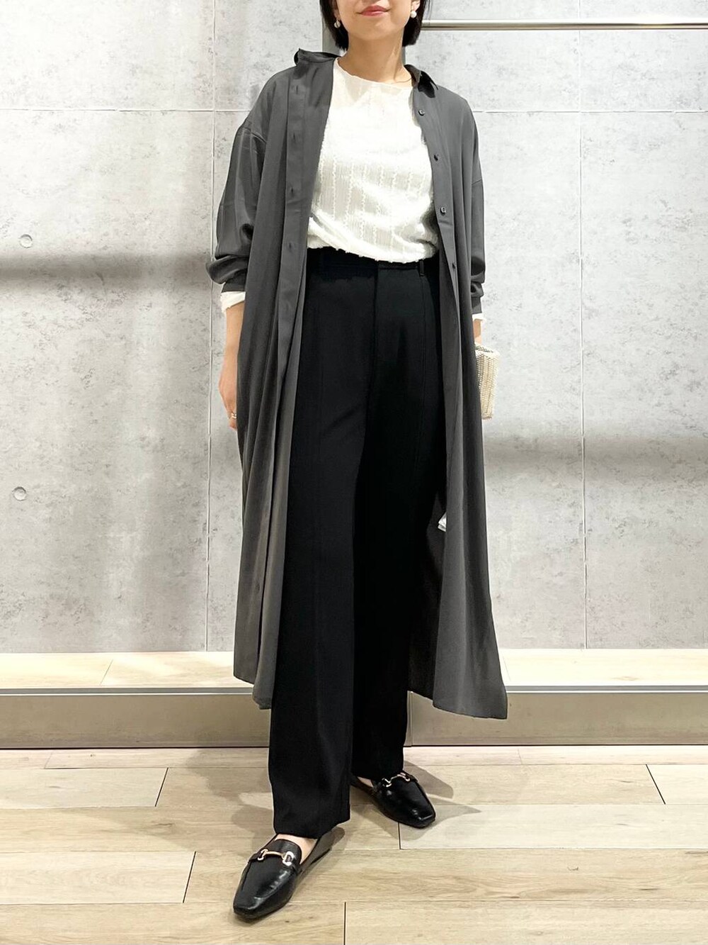 ブラック系のその他パンツ、ブラック系のローファー、ホワイト系のTシャツ/カットソーを着用したレディースの秋コーディネートの6枚目の写真