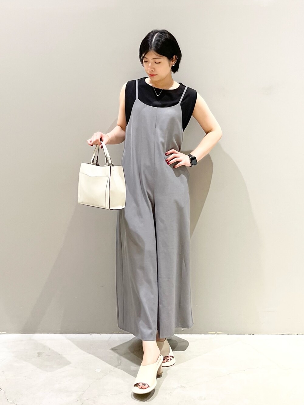 ホワイト系のショルダーバッグ、グレー系のその他パンツ、ホワイト系のサンダルを着用したレディースの夏コーディネートの2枚目の写真