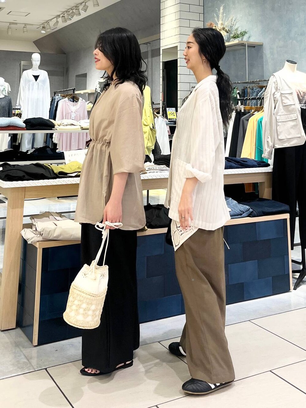 ブラウン系のシャツ/ブラウス、ホワイト系のシャツ/ブラウス、グリーン系のその他パンツを着用したレディースの春コーディネートの2枚目の写真