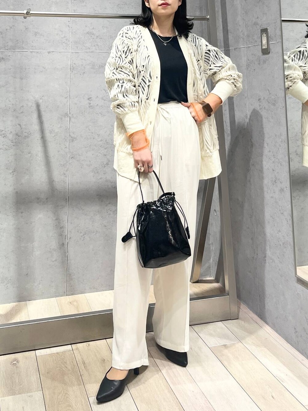 ブラック系のTシャツ/カットソー、ブラック系のパンプス、ホワイト系のその他パンツを着用したレディースの春コーディネートの3枚目の写真