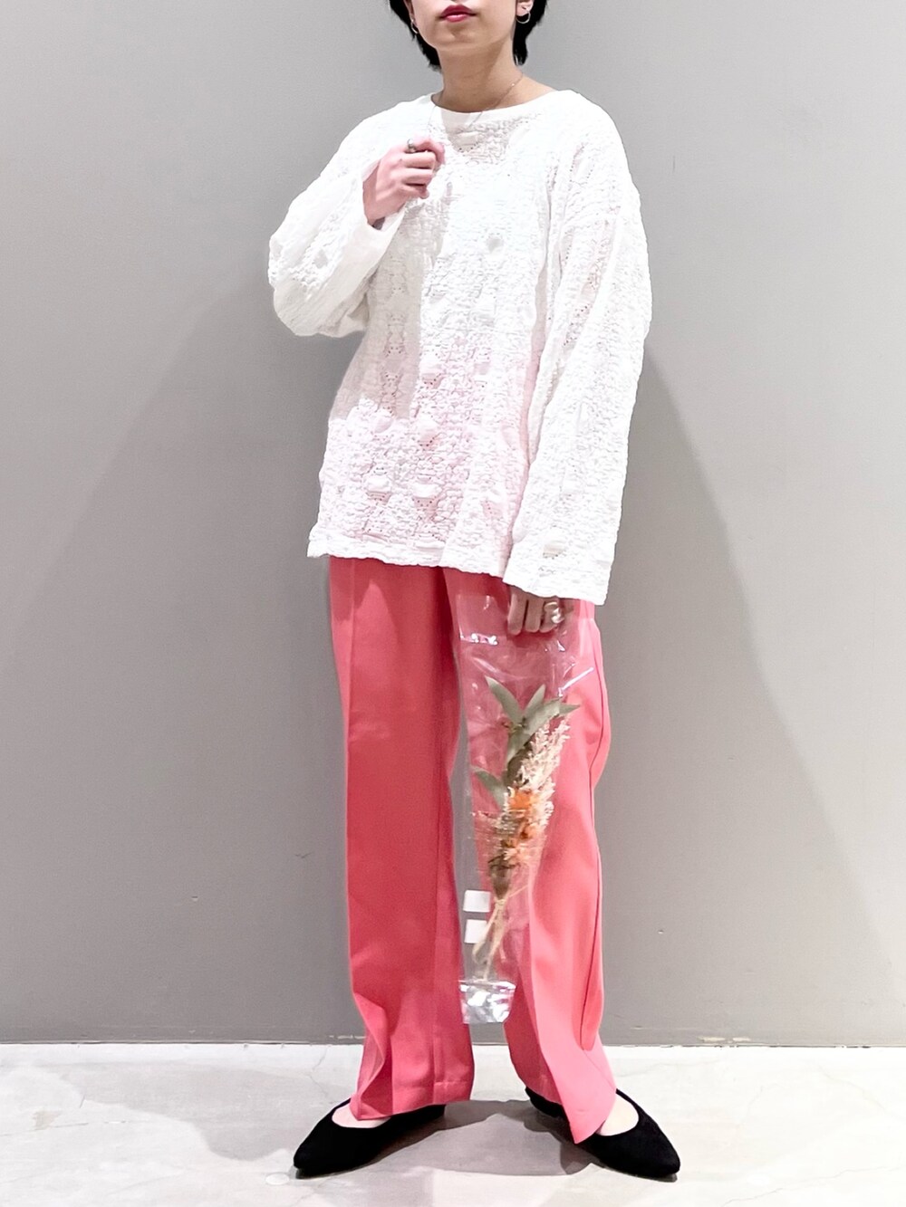「LEPSIM、レプシィム(LEPSIM)、スラックス、ピンク、総レース、レース、パンプス、ドライフラワー、春コーデ、カラーパンツ、シアートップス、ワイトパンツ、春カラー、きれいめカジュアル、シンプルコーデ」|「LEPSIMのソウレースプルオーバー 174674(Tシャツ/カットソー、ホワイト系)」を使った、エムアイさん(レディース・162cm)の春コーディネートの4枚目の写真