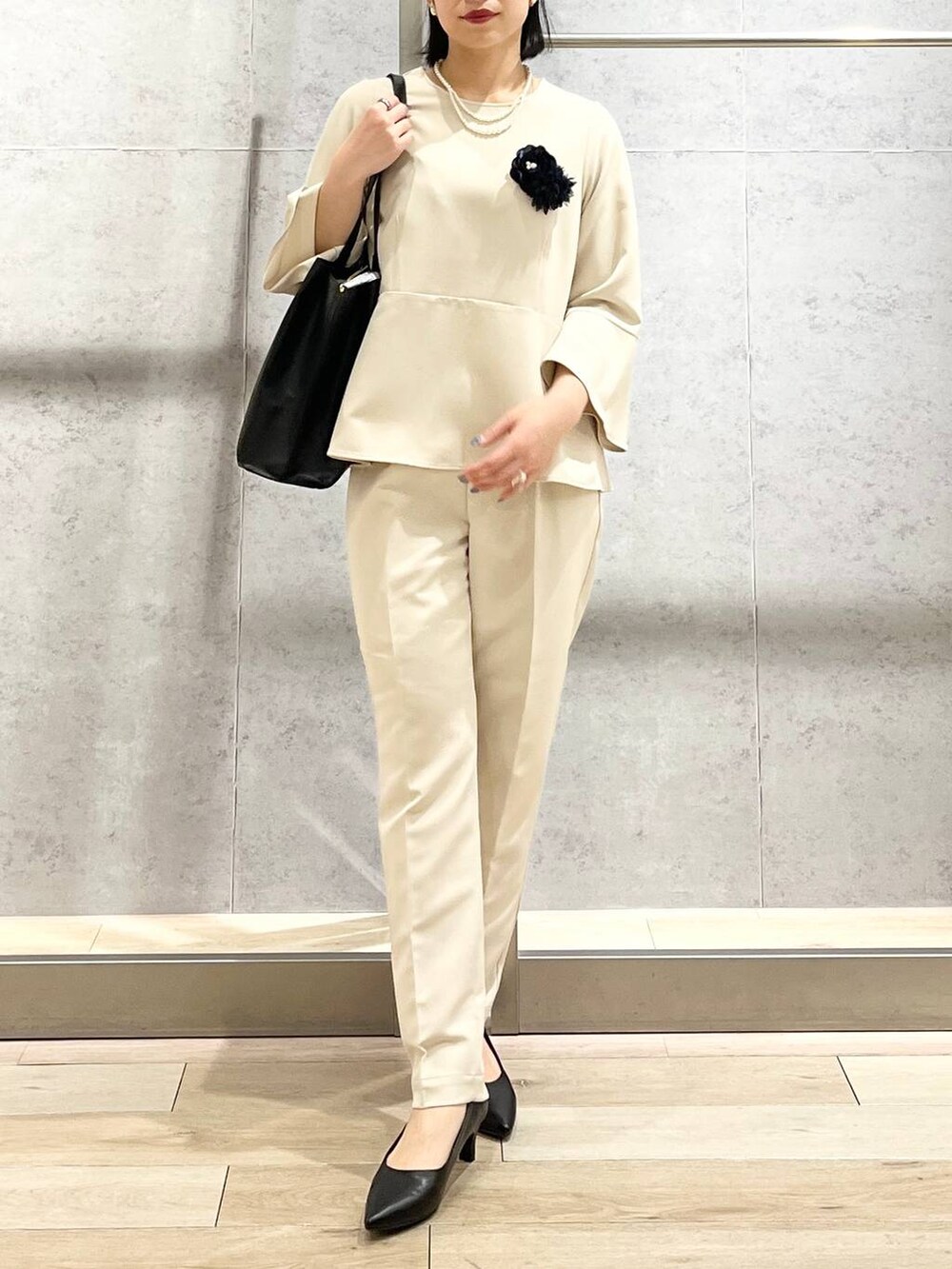 「LEPSIM、ブラウス、テーパードパンツ、入学式、卒業式、入園式、卒園式、セレモニー、オケージョン、セットアップ、プチプラ、冬アウター、シンプルコーデ、春色、オフィスカジュアル」|「LEPSIMの【入卒式/セレモニー】ツイルトレンチコート 102062(トレンチコート、ブラック系)」を使った、エムアイさん(レディース・162cm)の冬コーディネートの9枚目の写真