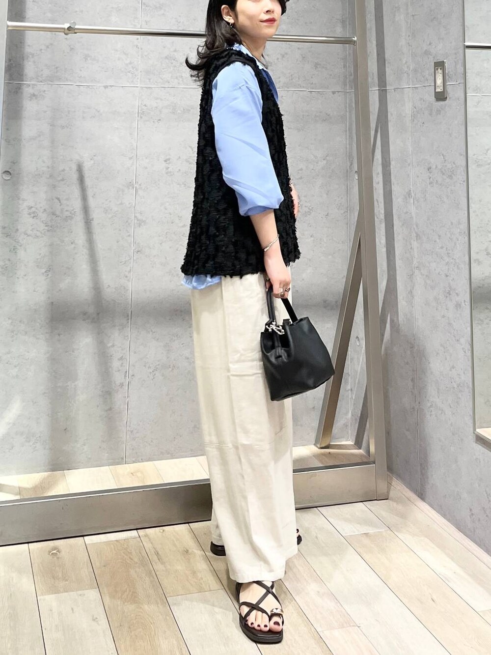 ホワイト系のその他パンツ、ブルー系のシャツ/ブラウス、ブラウン系のサンダルを着用したレディースの春コーディネートの6枚目の写真