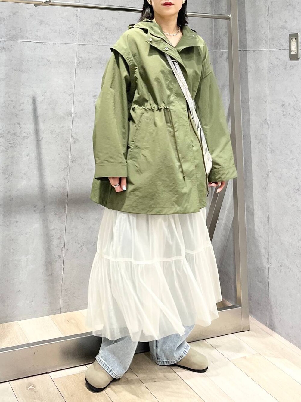 ブルー系のデニムパンツ、グリーン系のその他アウター、ベージュ系のその他シューズを着用したレディースの冬コーディネートの7枚目の写真