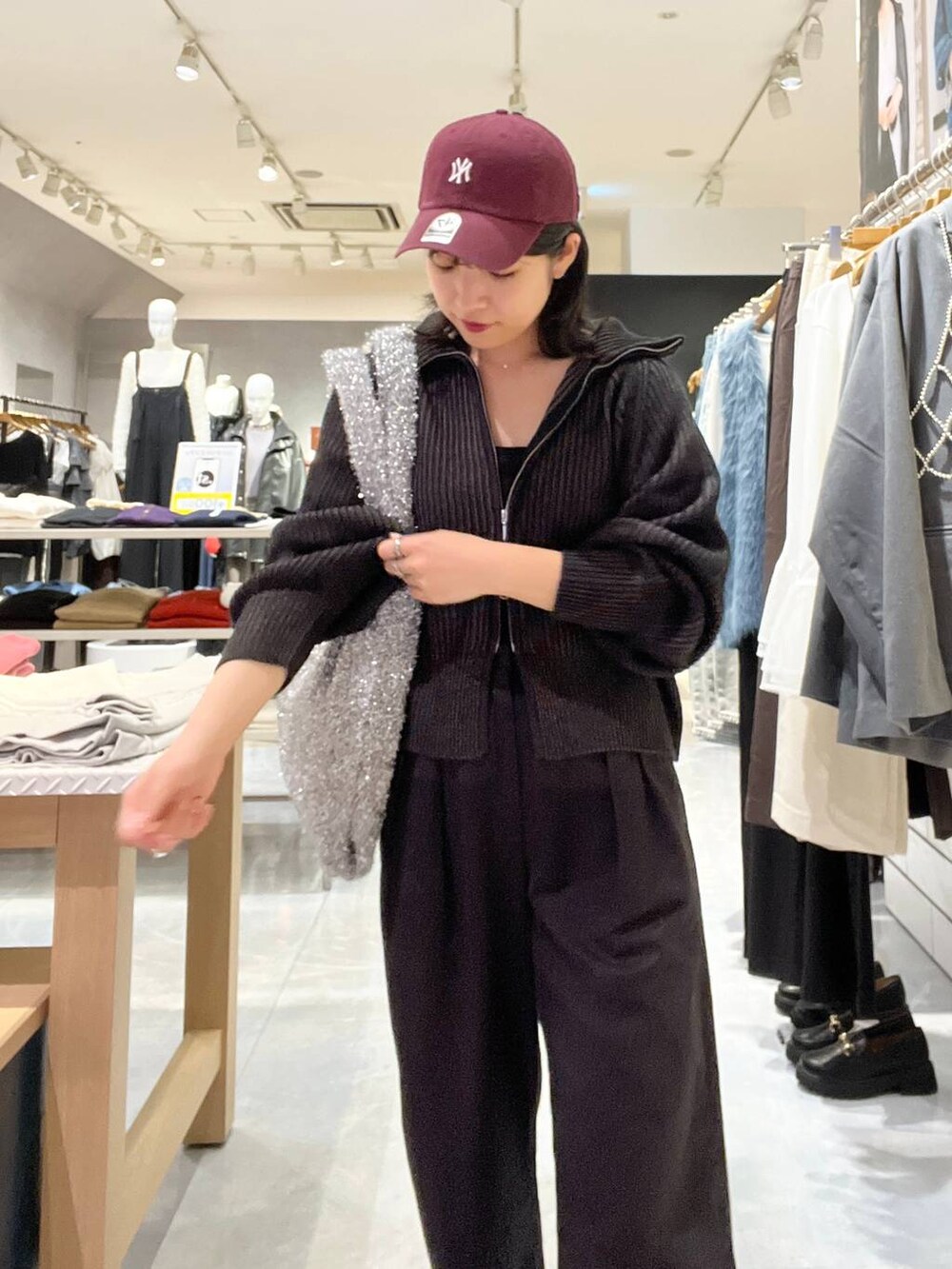 「カジュアル、モード、ベーシック/シンプル、デート/ロマンティック、楽ちんコーデ、女子会、きれいめカジュアル_LEPSIM、LEPSIM、おでかけ、シンプルコーデ、秋コーデ、秋冬新作、ドットエスティ秋コーデ、ニット、カーディガン」｜「LEPSIMの加工感チノパンツ　131531（チノパンツ、グレー系）」を使った、エムアイさん（レディース・162cm）の秋コーディネートの7枚目の写真