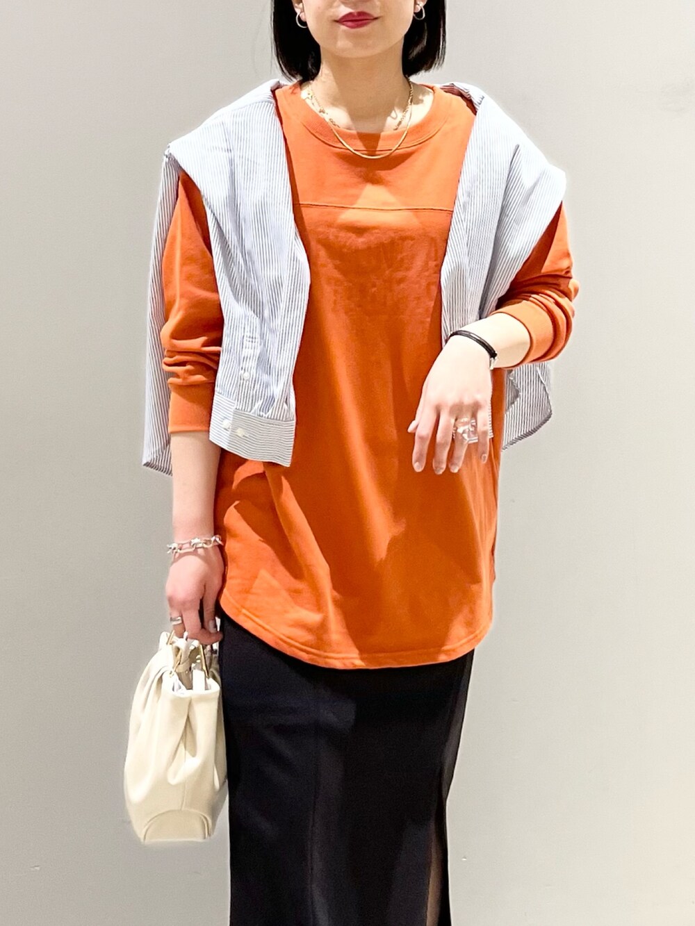 「LEPSIM、レプシィム(LEPSIM)、春服デビュー宣言、ロゴスウェット、シンプルコーデ、きれいめカジュアル、コンバース、シャツ、スリットスカート、春服みてみて、スウェット、肩掛け、オレンジ、チュニック、ビビットカラー」|「LEPSIMのチュニックロゴスウェット(トップス、オレンジ系)」を使った、エムアイさん(レディース・162cm)の春コーディネートの2枚目の写真