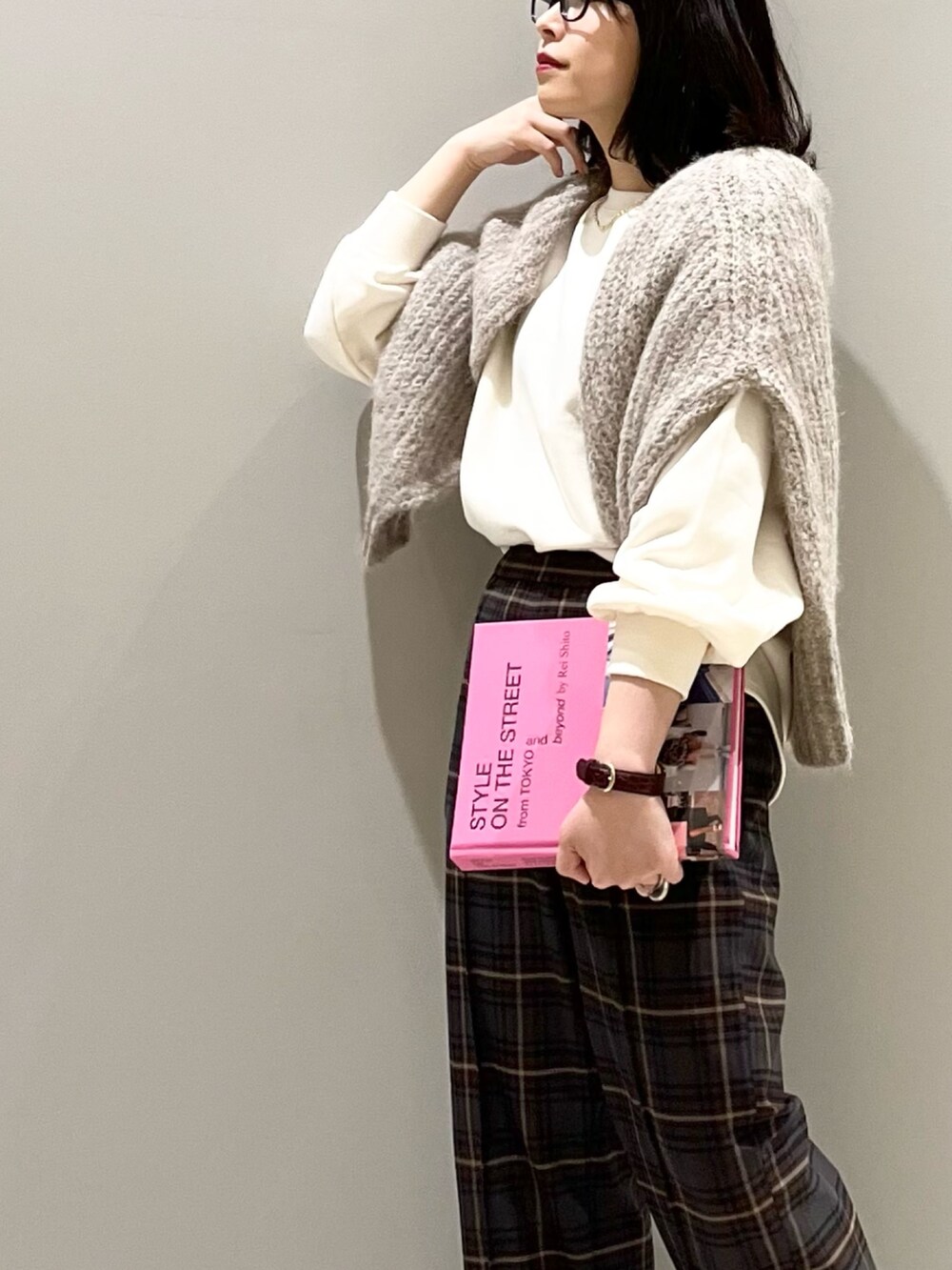 ブラウン系のスラックス、ブラック系のブーツ、ベージュ系のカーディガン/ボレロを着用したレディースの冬コーディネートの5枚目の写真