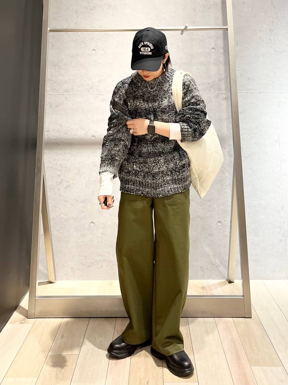 ホワイト系のTシャツ/カットソー、ホワイト系のトートバッグ、グリーン系のその他パンツを着用したレディースの冬コーディネートの4枚目の写真