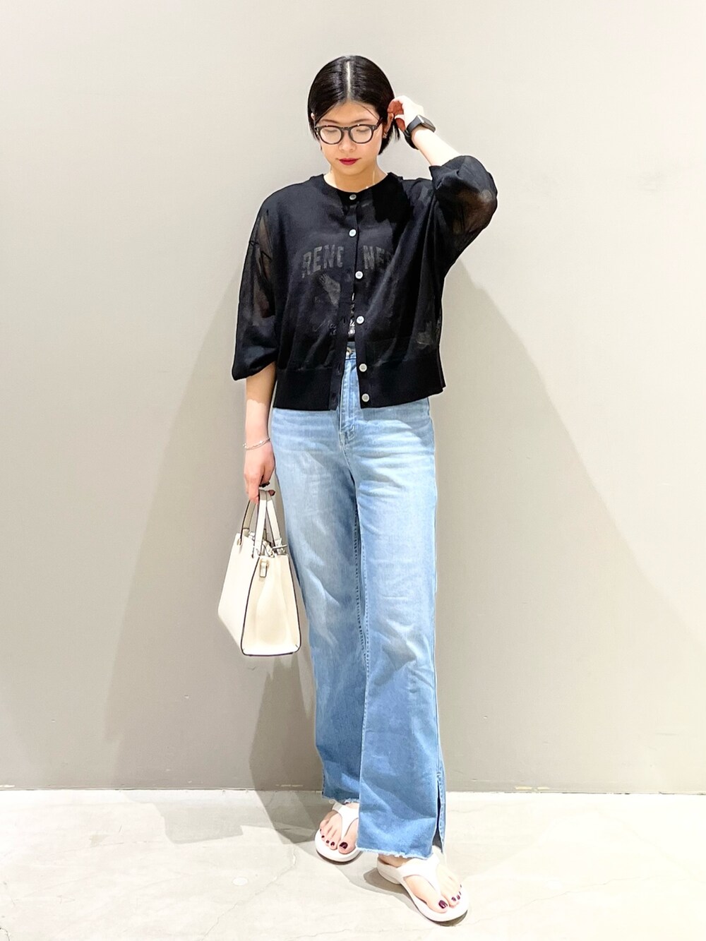 ホワイト系のサンダル、ホワイト系のショルダーバッグ、ブルー系のデニムパンツを着用したレディースの夏コーディネートの7枚目の写真