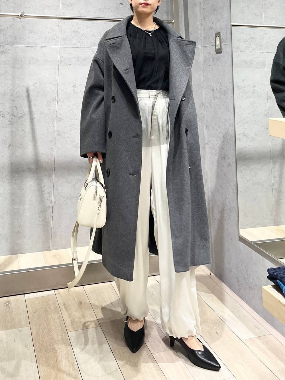 グレー系のその他アウター、ブラック系のTシャツ/カットソー、ブラック系のパンプスを着用したレディースの冬コーディネートの6枚目の写真