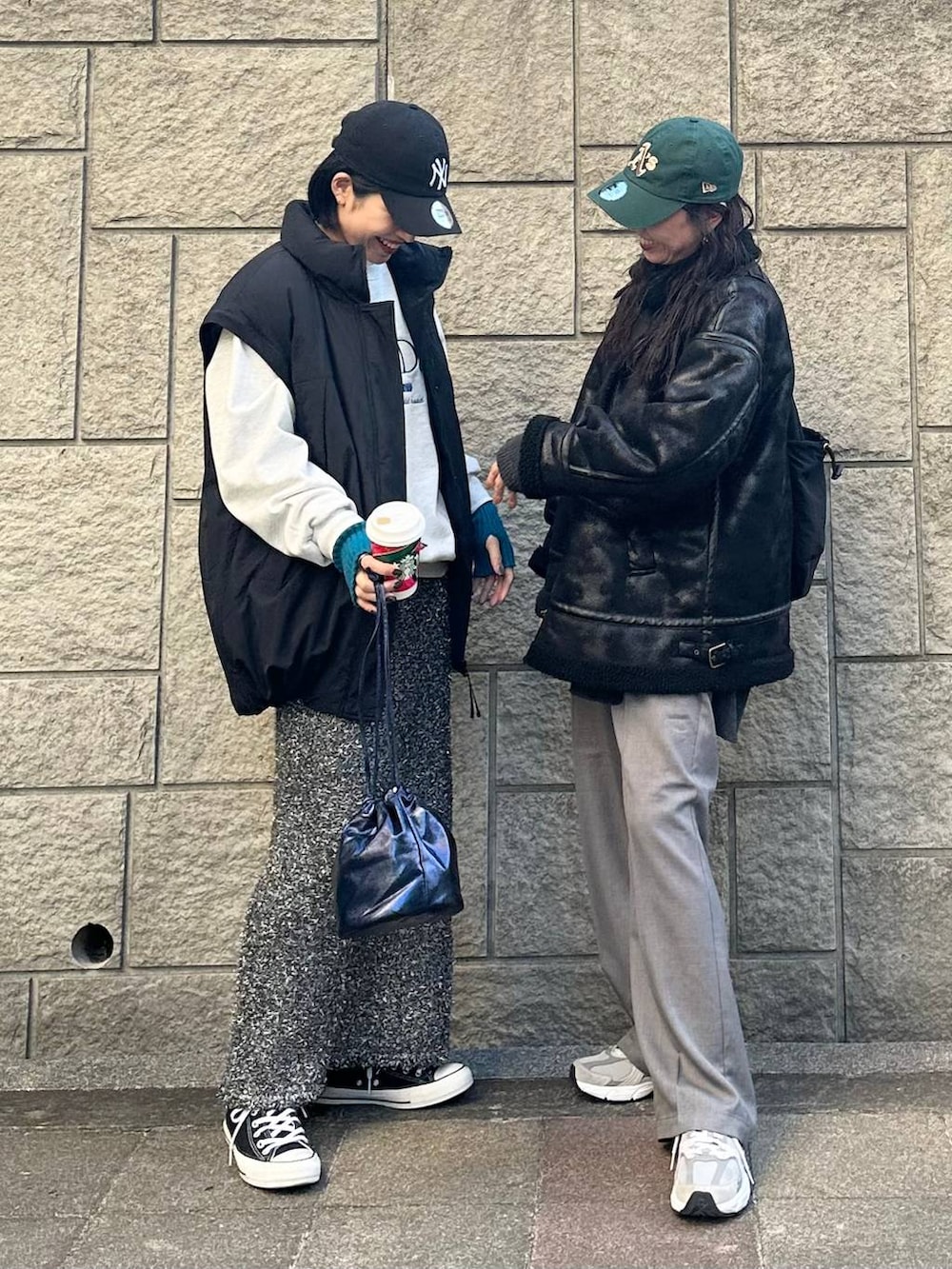 ブラック系のその他アウター、グレー系のその他パンツ、ブラック系のその他アウターを着用したレディースの冬コーディネートの6枚目の写真