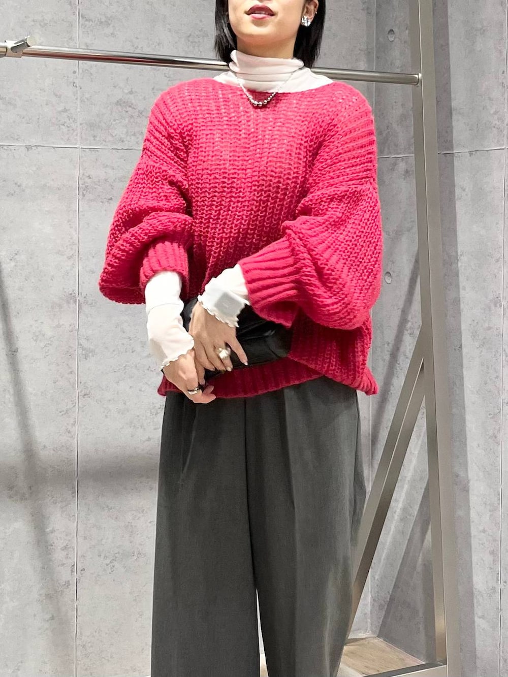 ホワイト系のTシャツ/カットソー、グレー系のその他パンツ、ブラック系のショルダーバッグを着用したレディースの秋コーディネートの3枚目の写真