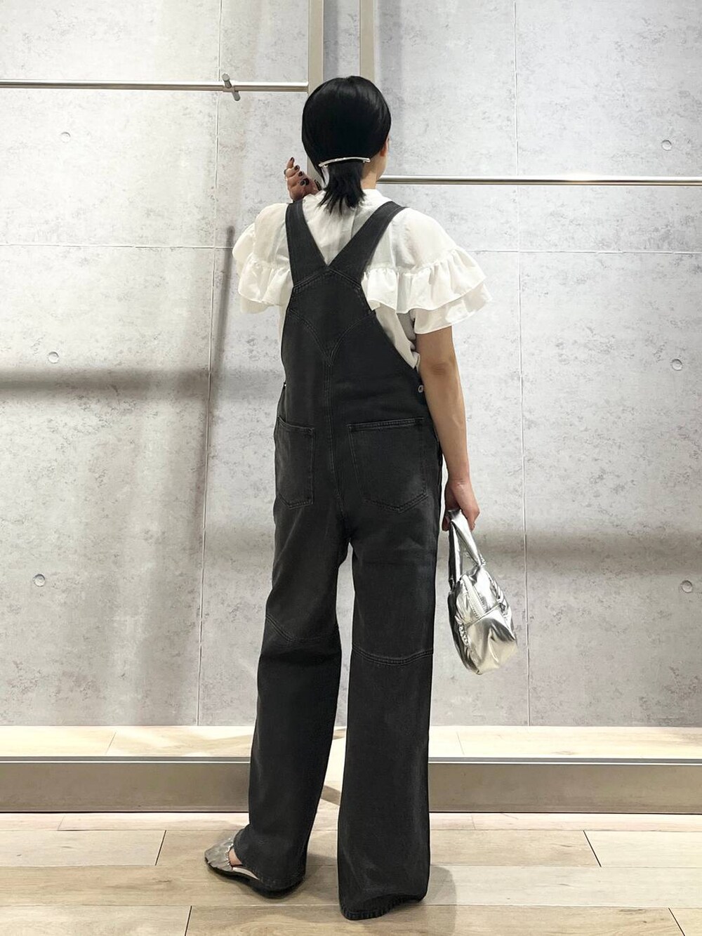 ホワイト系のシャツ/ブラウス、グレー系のサンダルを着用したレディースの夏コーディネートの4枚目の写真