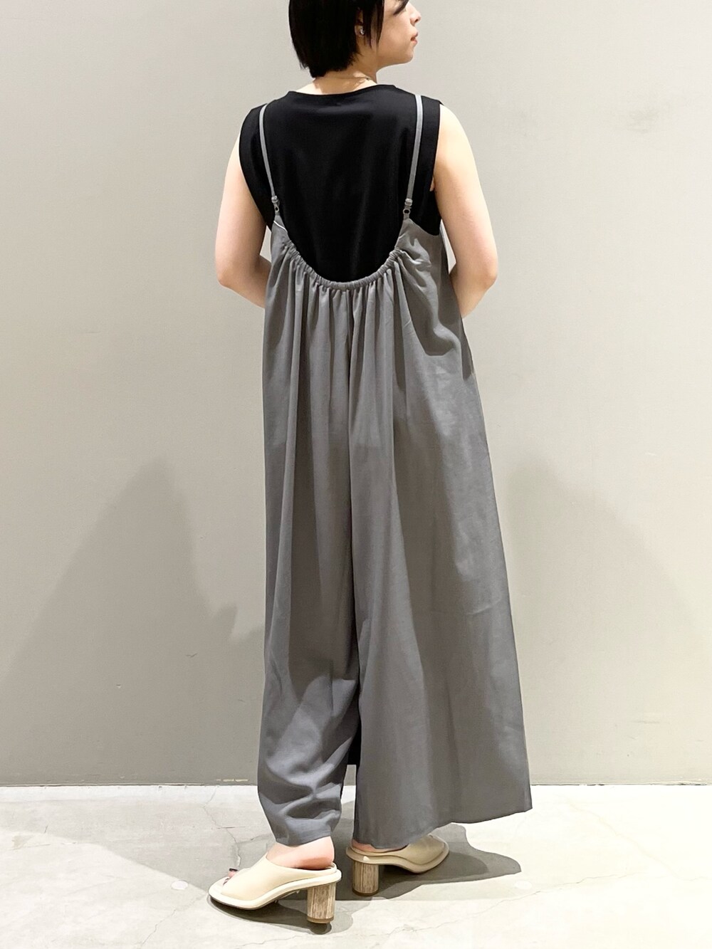 ホワイト系のショルダーバッグ、グレー系のその他パンツ、ホワイト系のサンダルを着用したレディースの夏コーディネートの3枚目の写真